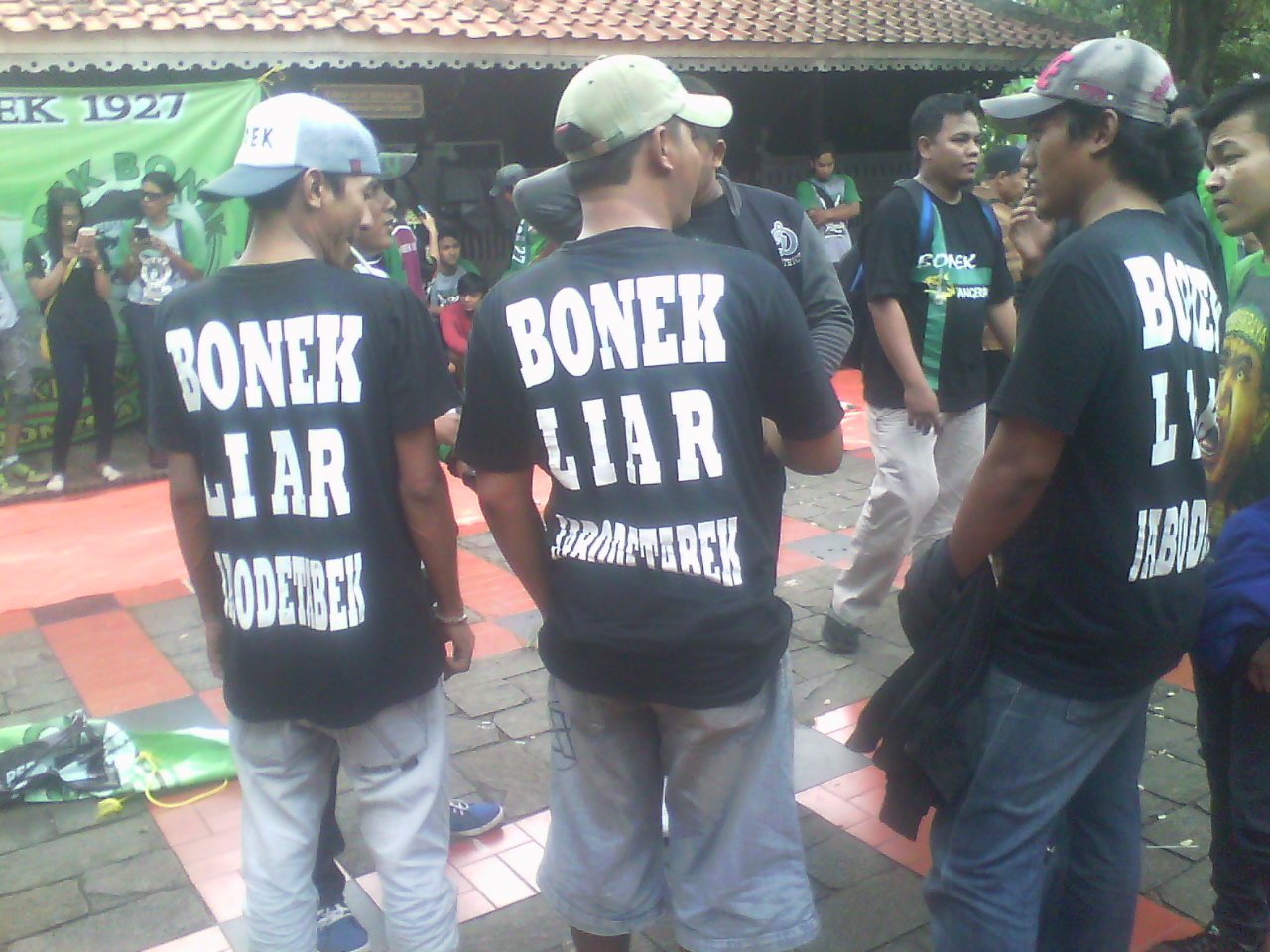 anak manusia yang berdiri di bawah bendera persebaya 1927