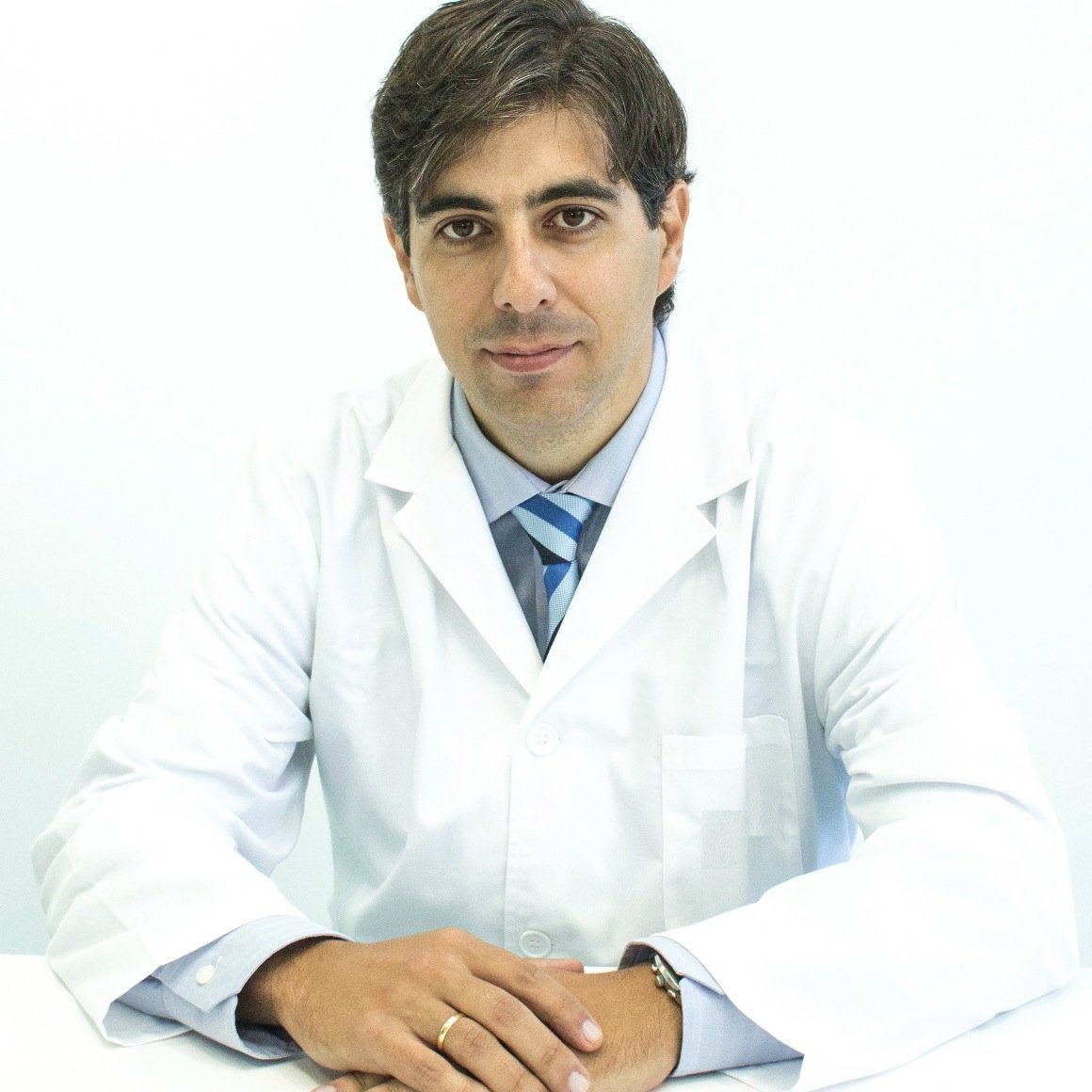 Doctor en Medicina y Cirugía por la Universidad de Málaga. Especialista en Cardiologia.