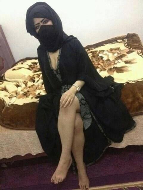 أحب أشوف فحل ينيك أمي القحبه قدامي ويهين شرفي وشرف امي ويذلنا