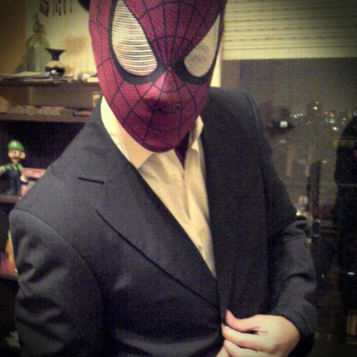 Soy un famoso de TV muy conocido en el traje de Spiderman para poder tuitear libremente y q no me rompan las pelotas.