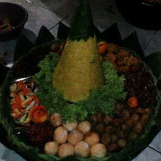 Delivery (perkawina,nasi tumpeng,nasi dos & kue untuk berbagai acara) wil. makassar via sms 085298757151/082188982498. JL.Tamalate II blok 7 No.20