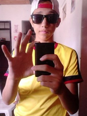 el fútbol es  lo mío haci que tengan miedo del futbolista colombiano jejeje :D :P