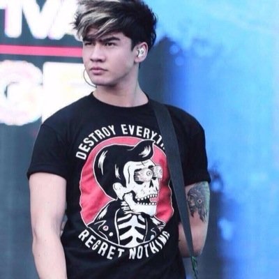 @gohomeluke gave you a free follow bc youre rad af