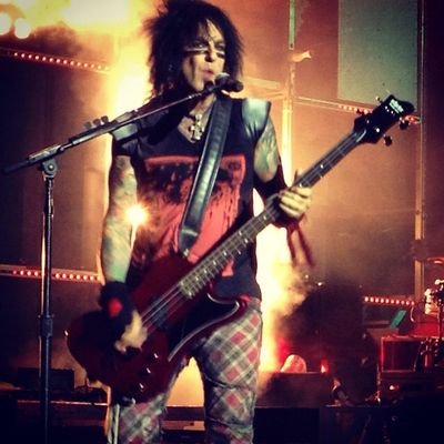 Cuenta en español dedicada al mejor Bajista y Compositor de todos los tiempos.