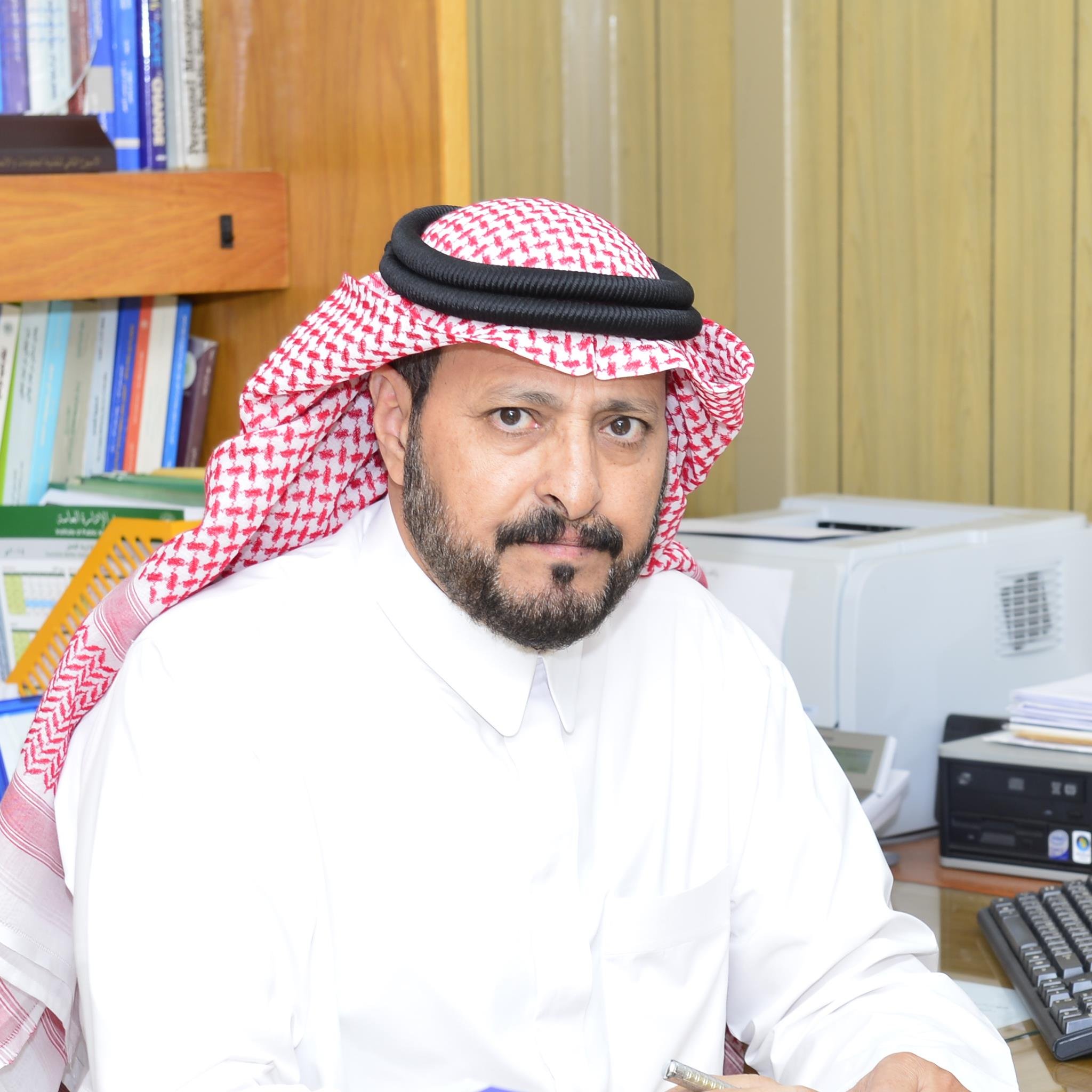 خبير تدريب واستشارات ادارية ودراسات استراتيجية في مجالات الادارة والموارد البشرية ، عضو هيئة تدريب سابق بمعهد الادارة العامة