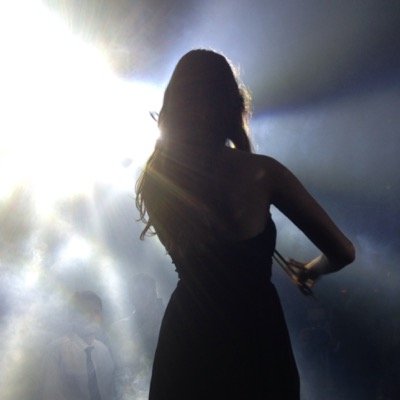 Celeste Vasina en un show con violin electronico acompañando al Dj durante su sets. Contacto info@gruposarapura.com.ar
