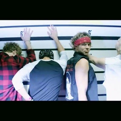 pleaaase follow @5sosfabss THIS IS A FREE FOLLOW! you only have to follow @5sosfabss ✌️✌️❤️