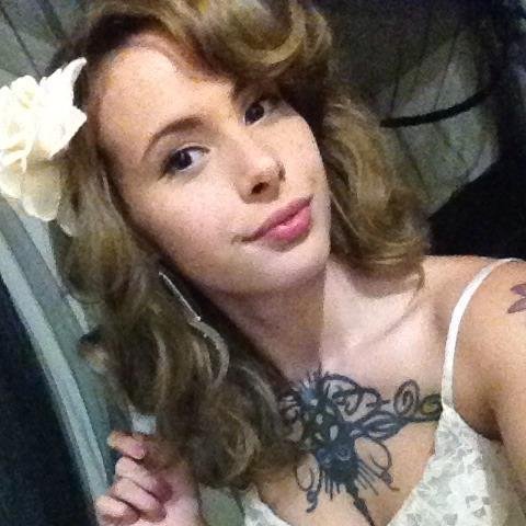Love tattoos. :) Chilling, Music lover, Chatting. Entrepreneur and loves make up.