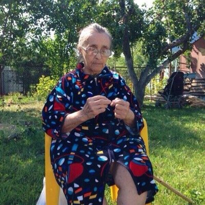 Это все вяжет моя бабушка.Ей 80 лет.Из-за войны она бросила дом и хозяйство в Украине.Она переживает что осталась без пенсии.И попросила меня продать ее изделия