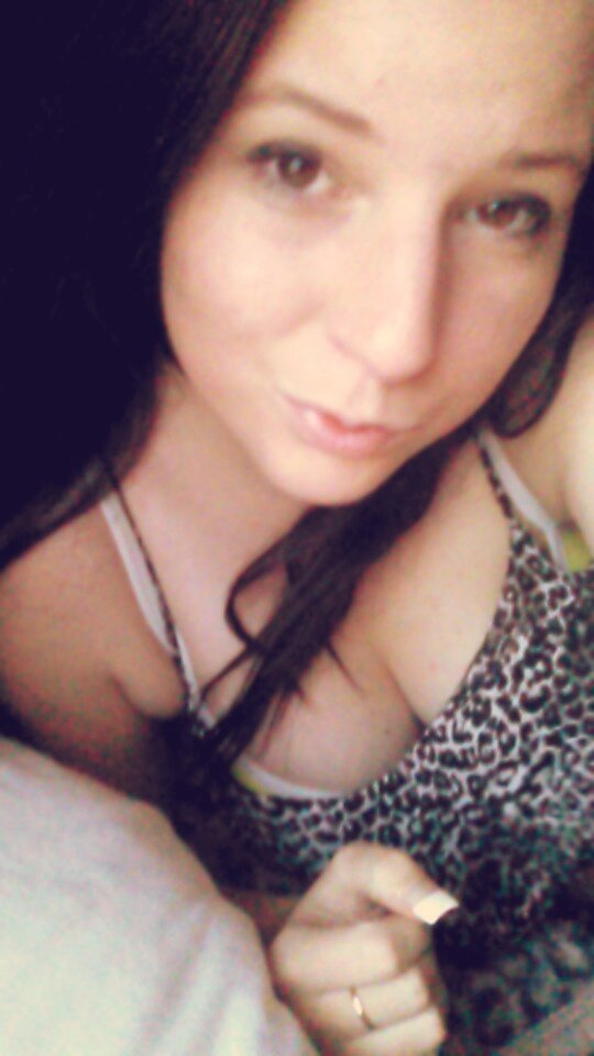I'm 18 single, loved to party and love cars and getting my hands dirty :) add me on snapchat lisa.michell3