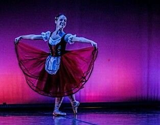 Lo bueno no dura para siempre, dura lo suficiente para ser inolvidable. [Siete] Dancers are the athletes of God.