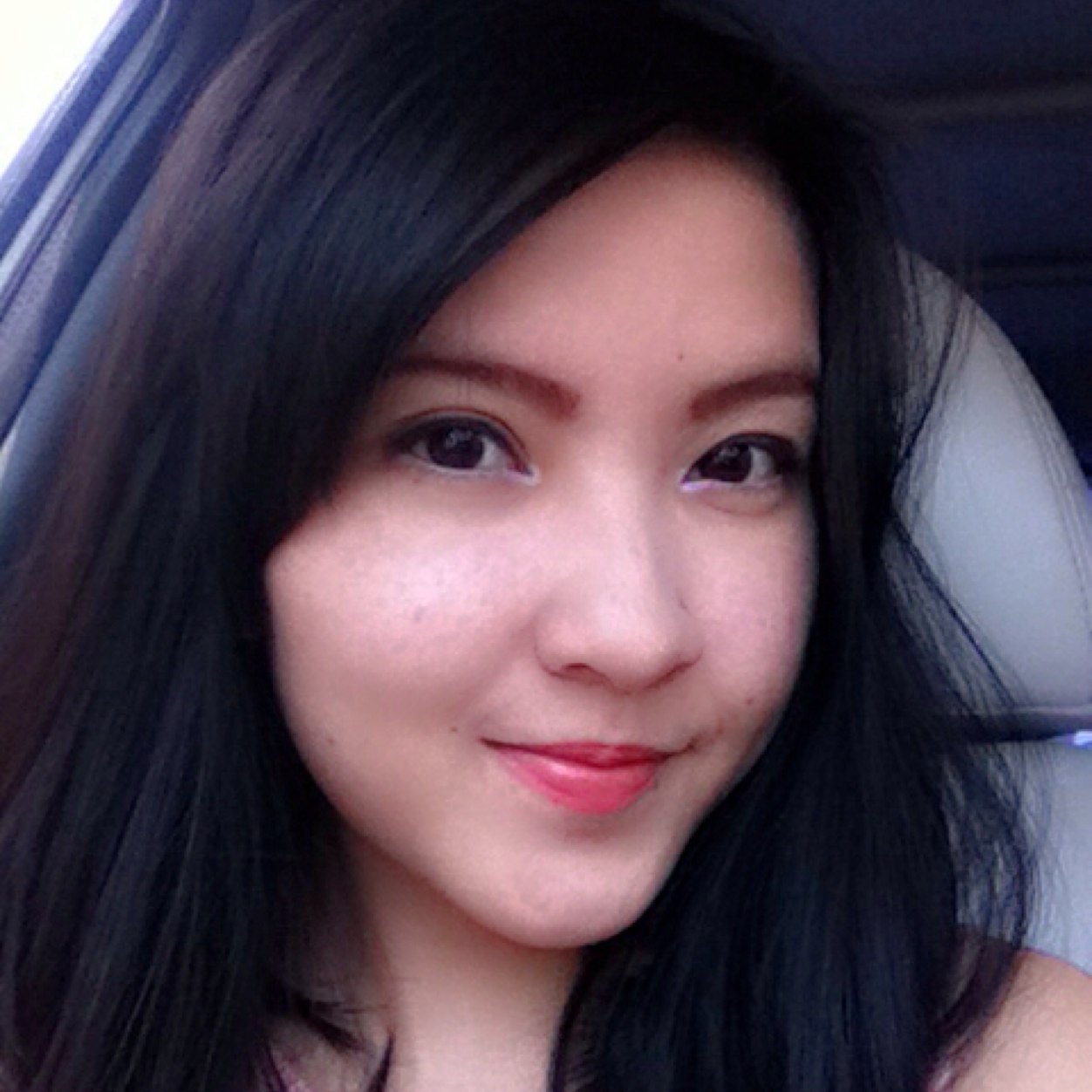 I love living life.. ♥ Traveling ♥ Peach & pink colours ♥ I'm @arief_thoger's wife ❤️