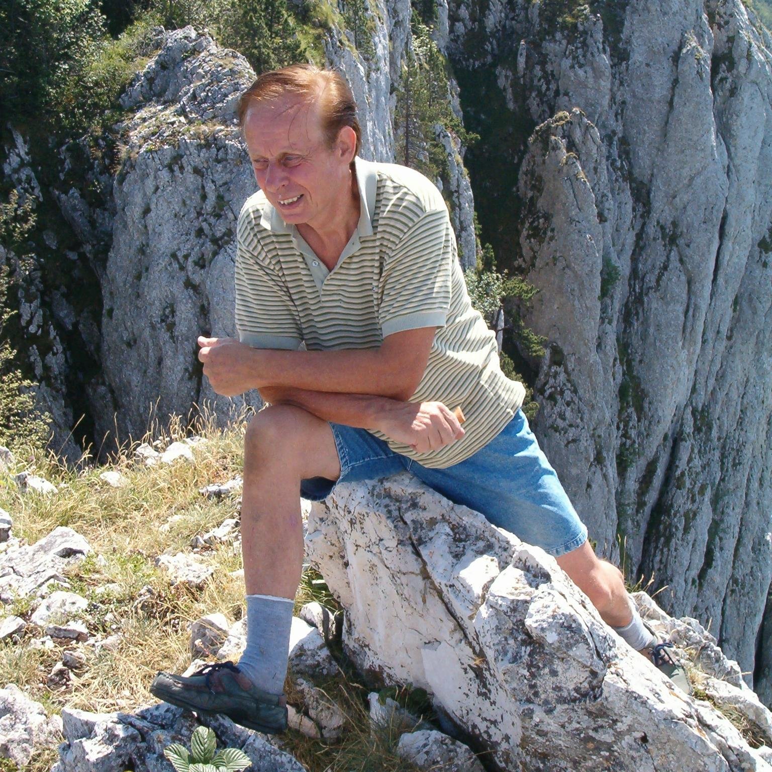 Ex-Directeur commercial - Passionné des sciences exactes, athée convaincu - Idéalise un monde où toute religion serait bannie, pour une fraternité mondiale.