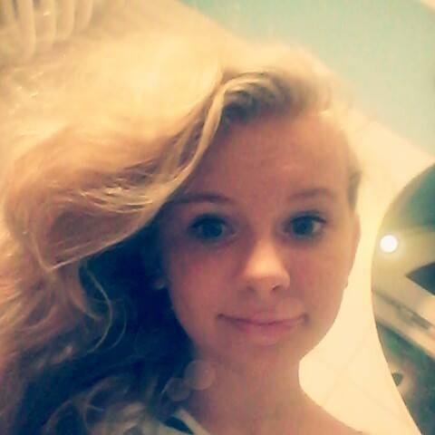 Malamarchewka's profile picture. I live in Doncaster, York Shire, I love carrots, cats, fast food, mirrors and catching but they hate spoons. I am 23 years old. :)