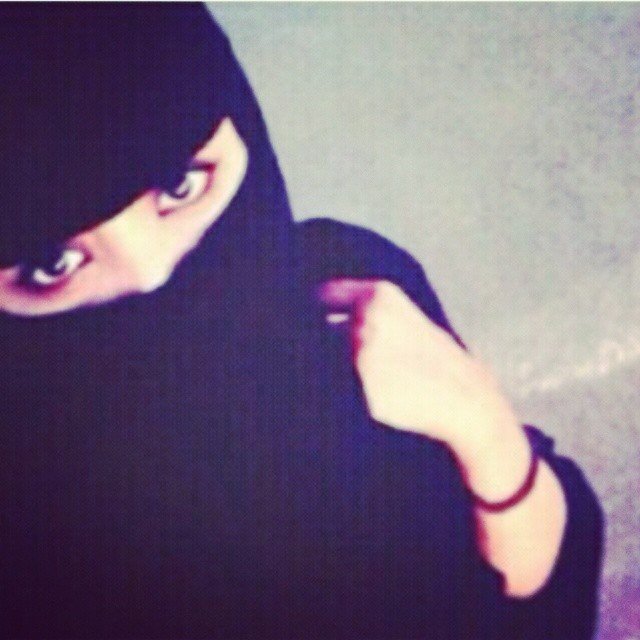 فتاه لها من العمر سبع وعشرين عاما اتوسط سبع اخوات وثلاثه اخوة والدي أنتقل ألى رحمه الله كأن صديقي ومعلمي كان جزء كبير من حياتي ابي رحمه الله عليك