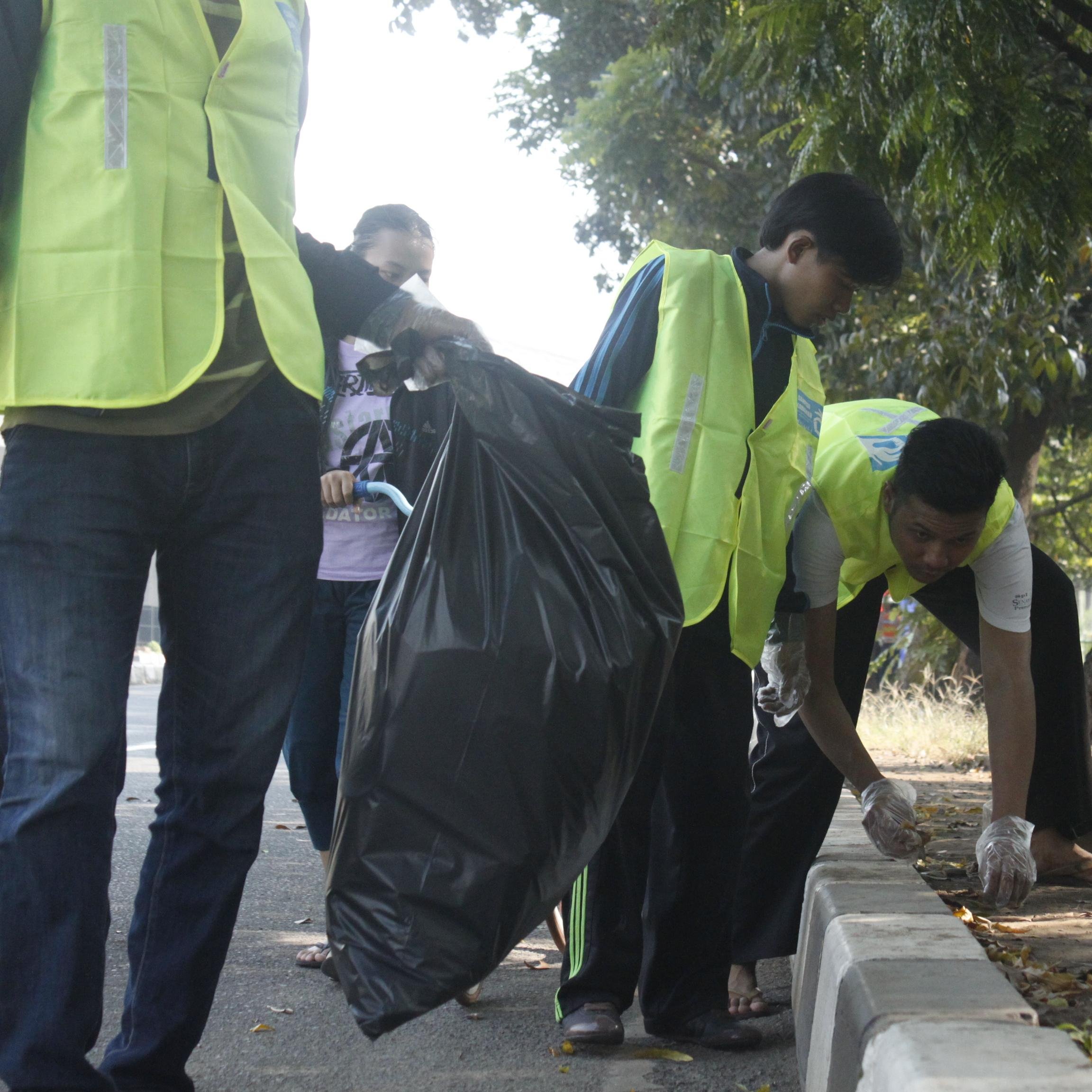 Gerakan Pungut Sampah Kota Bekasi. Mau join? langsung mention ke kita.. :)