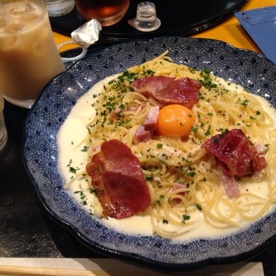 三十路越えの雑食発酵物。 一次二次問わず地雷の配慮は無い。気紛れに文字を書く。眼鏡受けと双子が大好物。ジャンルごっちゃ。気になったものに軽率に手を伸ばしまくる。基本うるさい。RT・空中・ふぁぼしまくる。