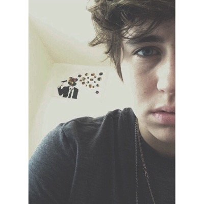 hey if you go follow @quitenash and turn her notifactions on she will dm you to nash grier