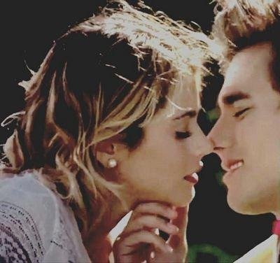 Li amo perchè mi hanno insegnato a credere in me stessa, nella musica e nell'amore♥♥                                         Tini e Jorge la mia vita♥♥