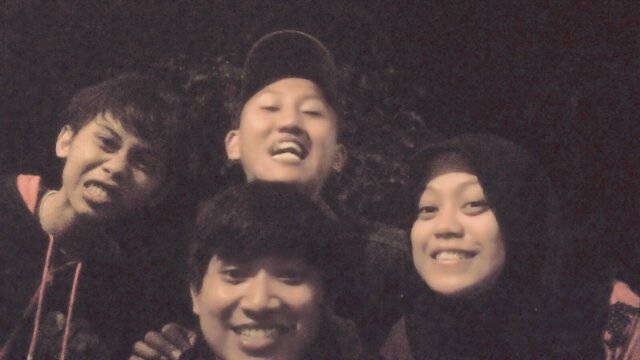 Goodbye Diet member: Vocal-Restu, Guitar-Nanang, Bass-Bowo, Drum-Ann.
 Sekumpulan orang² penuh mimpi yg dianggap gila. Ingat ! Cuma dianggap, belum betul² gila
