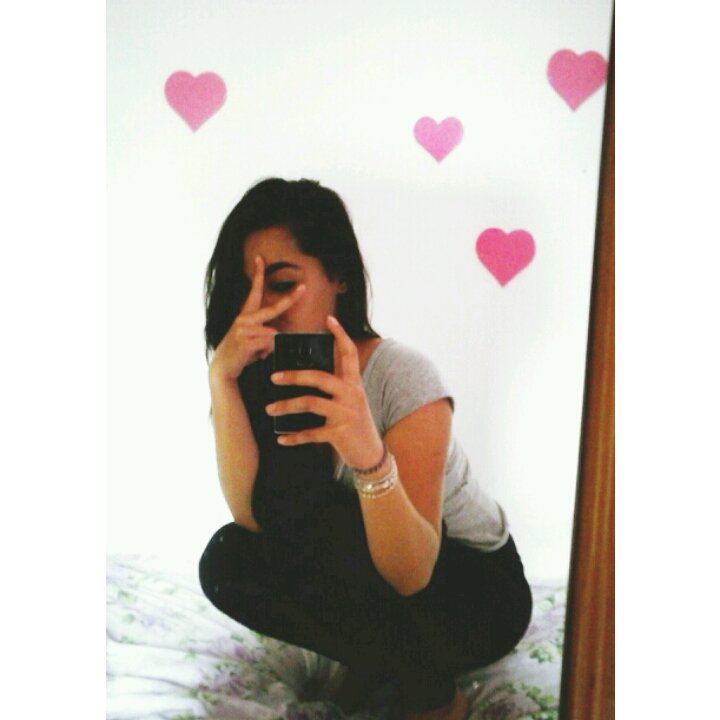 Olá ...! 
    Canceriana,sonhadora,carente,
Boba,alegre,amigos,Palmerense,Directioners,
Robsessed,Twilighters....! Beaj;*
