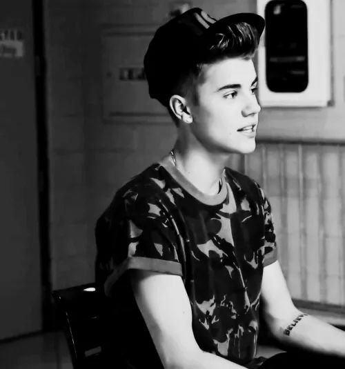 Go Beliebers ! #EMABiggestFansJustinBieber