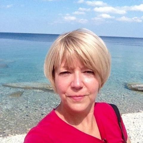 Communication strategist, content creator, copywriter, enthusiastic Lake Huron cottager