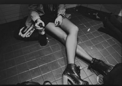 Gorda, obvio. En busca de la felicidad que jamas logro encontrar. Mi única solución a los problemas es cortarme. Mas sola que cualquier persona.