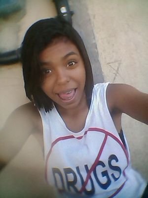 Sou do tipo Idiota, que adora um sorriso bobo, um olhar sincero, uma combinação de fragil com corajosa, sou do tipo que... Me apaixono por um simles gesto *-*