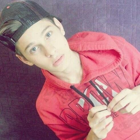 Soy belieber boy obviamente ahq. Soy de  Argentina Rio negro, prefiero mas estar todo el dia escuchando musica que escuchando a la gente decir boludeces we.