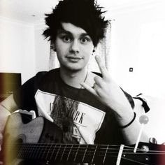 senior. i hate highschool. guitar is life. punk rock af. | taken by @illusicnstyles |