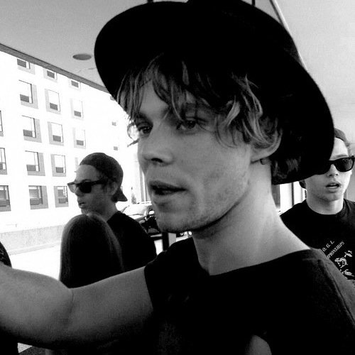 free follow = follow @damnanomaly or i unfollow you