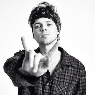 CONGRATS ON YOUR ASHTON FOLLOW - @sexyassclifford
