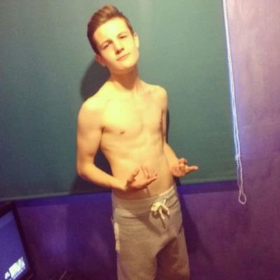 follow @danthesinger1 hes a lil cutie♥