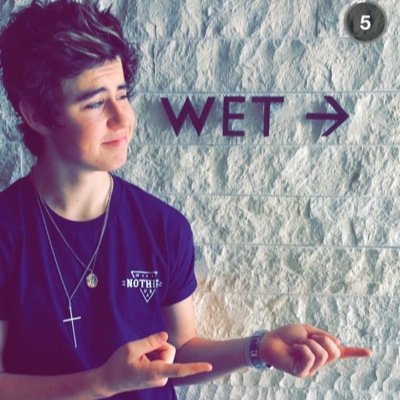 @mattsforeign give you a free follow, now go follow her and be active!! love you (: