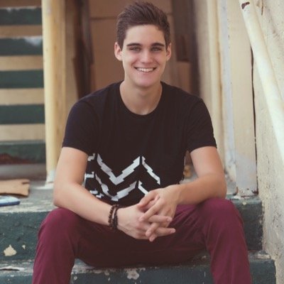 Singer, Athlete, I go to Iridium High Captin of the Sharks big bro of the T3 and in LOVE with @EmmaAlonso_ #TeamDaniel and #Demma all the way
