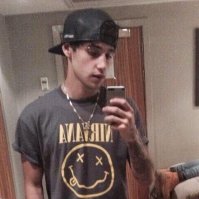 hello lady's my name is Ross Jonas,#Married to @GoldbergErica,my mom:@Babywarrior15,My dad:@NickJJc,my sister:@shanasiaMcXann_