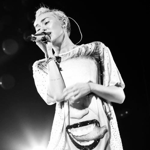 Moonwalker. Belieber.  Beatles, Elvis, Queen, Rollings, Avril, Taylor, Katy, Miley and Madonna. Respect all fandoms♥