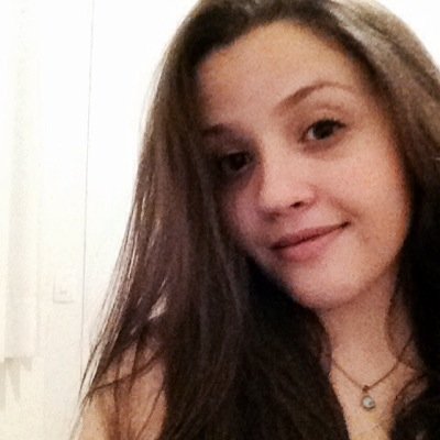 Ele dorme.Embora tenha tido um destino estranho,Ele viveu. Morreu quando perdeu seu anjo.A coisa veio simplesmente por si mesma. Como a noite vem depois do dia.