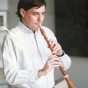 Musico profesional, ejecutante de oboe y corno inglés en las orquestas Sinfónica del SODRE y Filarmónica de Montevideo, Docente en la EMVA