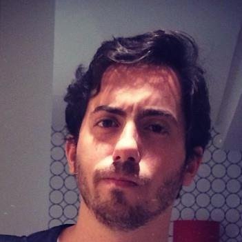 Frontender e webdesigner, apaixonado por tecnologia, arte e união das duas.