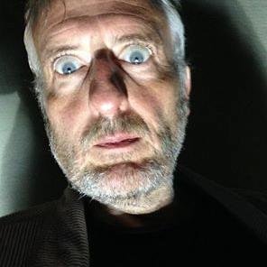 journaliste de cinéma (ah! ah! ah! ... tu parles!)  qui n'a jamais pris son métier au sérieux.