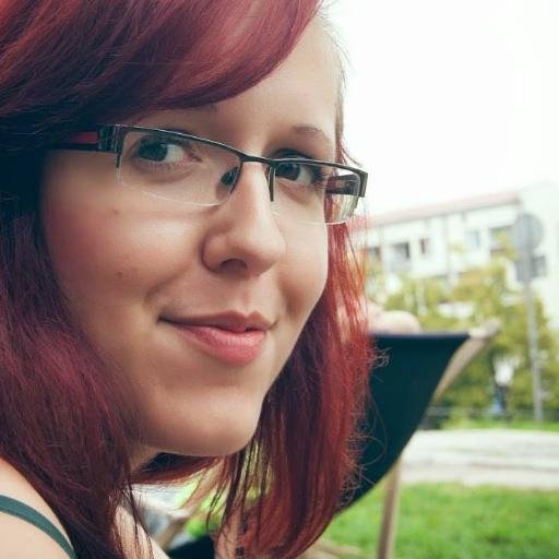 Programistka broniąca kobiet w branży IT, fanka wszelakich gier, uwielbiająca poznawać ciekawych ludzi. Już nie długo dużo podróżująca motocyklistka.