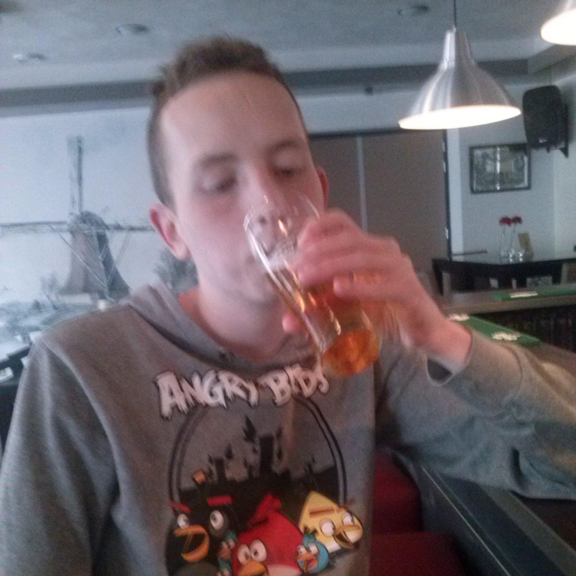 ik ben ritske van even anders even anders is een muziek kanaal op youtbe  waar we hele leuke liedjes maken en grappen en kijk ook even op even dom