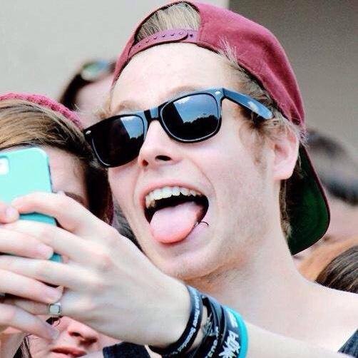YOU'RE AWESOME. FREE FOLLOW FROM @diamxndluke