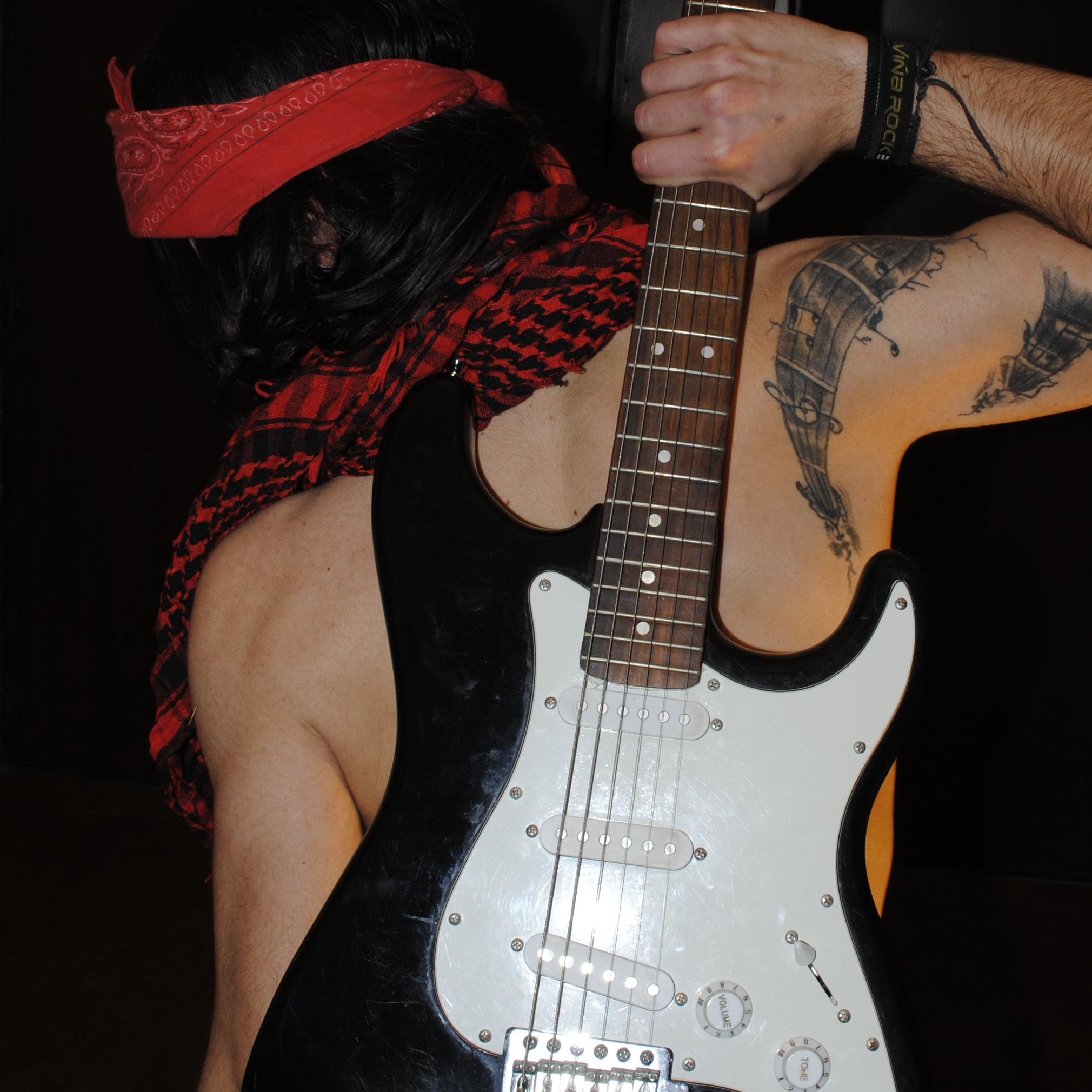 Desde el 93 dando guerra, estudiante de diseño gráfico, gamer, un tanto friki, entusiasta de la música y cantante de @RadPrace