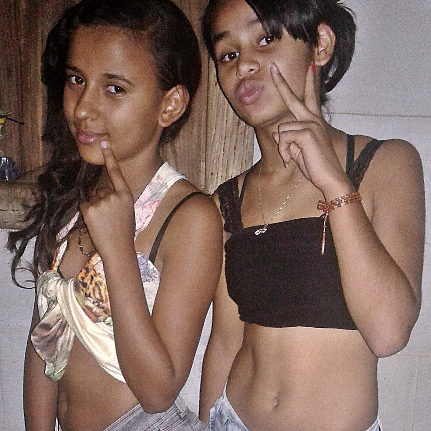 - Eu brinco, Eu erro, Eu choro, Eu sorrio, Eu falho,.Não sou perfeita, nem Prometi que seria  ...♫♪