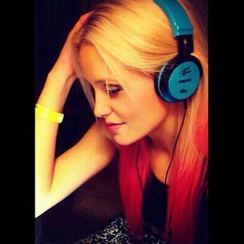 Alba Reig, 22 años, Alicante. Cantante y compositora. Componemte de la banda Sweet California.