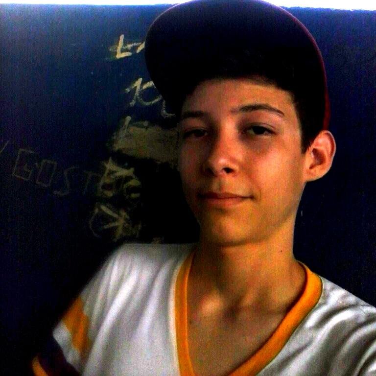 Olá, Sou Ezequiel Marks, era Divulgador de canais...Mais parei! Iria ser youtuber...mais a questão financeira não deixa! Hoje eu só viajo pelo mundo virtual! Er