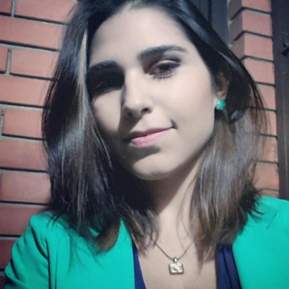 Gaúcha. Gremista. Jornalista. 'Sou o oposto do que dizem, a metade do que acham e nada do que pensam...'